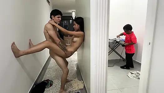 Cüce üvey babası kıyafetleri ütülerken, yaramaz ve çekici üvey oğulları arkasından sertçe sevişir. SONUNDA BIZI YAKALAR!!