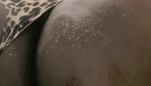 Tombul siyah alt en sevdiği dildosunu dölliyor