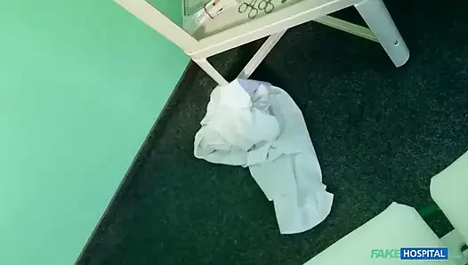 Sevimli genç sarışın kadın doktor içine boşaldıktan sonra hala başı dönüyor