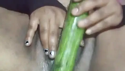 Bugün, Hintli yenge amına bir salatalık sokarak arzusunu bastırdı.