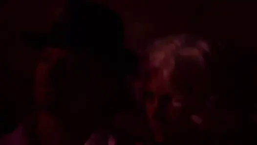 Büyük memeli ateşli striptizci müşterisini iyi bir sikişle tatmin ediyor