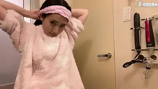 Derin öpüşmeleri seven vahşi bir güzellik, nereye giderse gitsin tutkusunu yakalıyor. - D