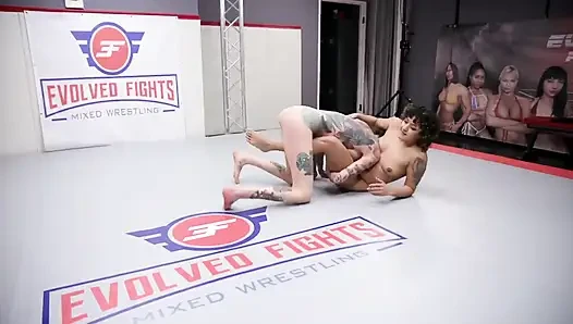 Daisy Ducati ve Rocky Emerson kadın güreşi
