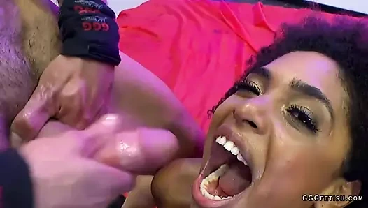 Aşırı beceriyor ile cums facials üzerinde luna corazon