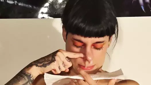 Genç kızın büyük sümük hapşırma fetiş pt1 hd