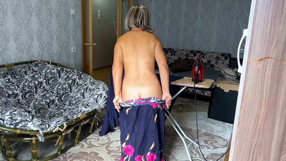 Yaşlı kadın onu okşamak için elbisesini çıkardı ve kıçından ve anal seksten bir penis aldı