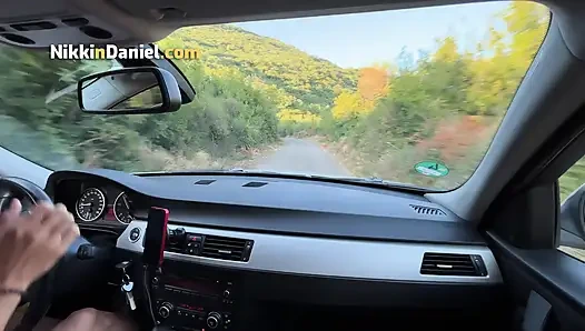 Seksi bir kızla ateşli randevu vahşi araba kaputunda seksle sona erdi