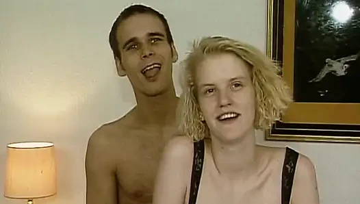 Almanya'dan gelen bu sarışın kızın yüzüne büyük miktarda boşalmasını izle