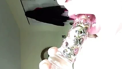 Holly o oyuncağı seviyor