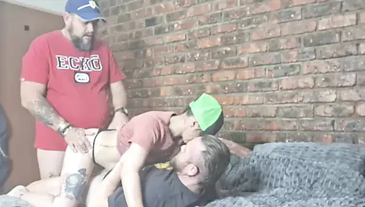 Koca ve arkadaşını üçlü grup sekste sikiyor