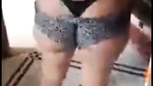 mostrando a calcinha da esposa