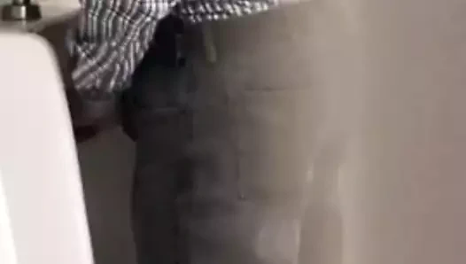 Yaşlı adam işemek