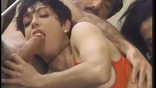 Kısa saçlı sürtük travesti ile sikişiyor ve delikanlıya sakso çekiyor