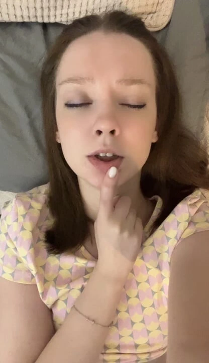 Bebek birçok orgazm oluyor ve ecstasy ile dövüyor