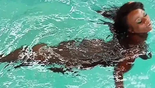Erkek delisi Fransız hatun sert gösteride anal sikiliyor