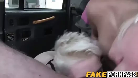 Sevimli sarışın babes şişman bir dick sürücü tarafından derinden raylı alıyorum