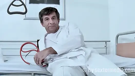 Genç sarışın doktora işeme yapıyor