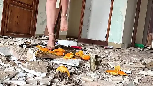 Topuklu ayakkabı altında ezildi