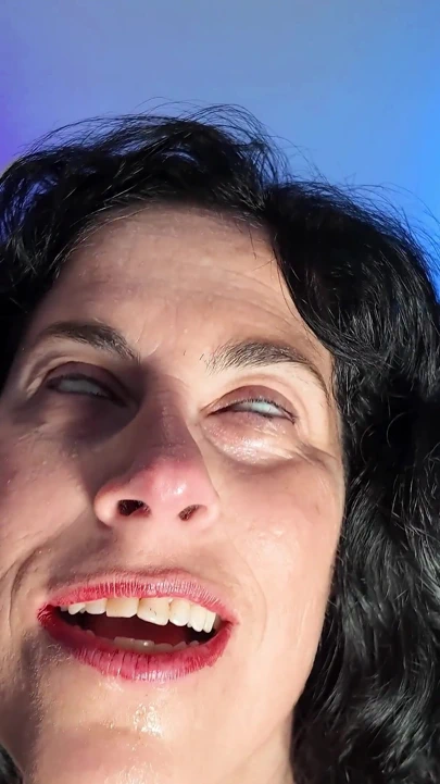 Emma Smile orta yaşlı seksi kadın burun deliklerini burnuna bastırıyor fetişi