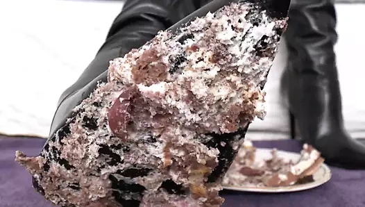 Sigara içen sahibe ve çizme tabanlarından pasta bakış açısı klibi, Lady Victoria Valente