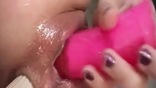 Sarışın pembe dildoyla kendini derinden sikiyor