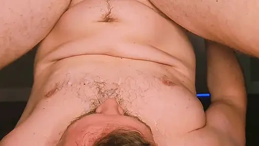 Evli kadın kocasına mastürbasyon yapıyor ve adam kendi yüzüne boşalıyor