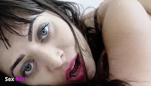 Ateşli Pamela ayakla muamele ve anal seks yapıyor!