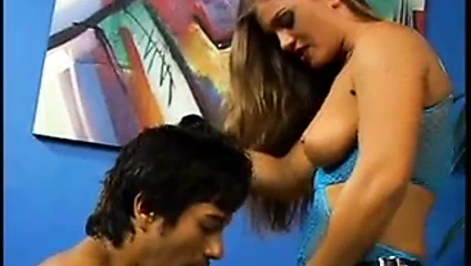 uzun saçlı sarışın yapar dostum emmek onu kayış-sonra onu tokatlıyor