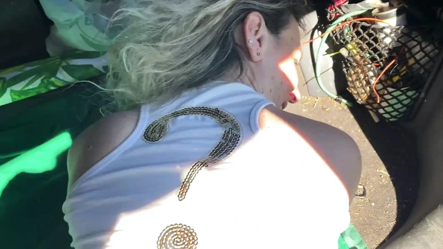 Ateşli evli kadın araba bagajında yoğun açık havada anal seks yapıyor - amatör bakış açısı gerçek çift