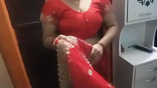 Güzel yenge güzel bir sari giyiyor.