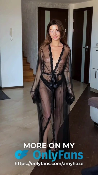 Sevimli esmer kadın dolgun bir bornoz deniyor ve göğüslerini gösteriyor