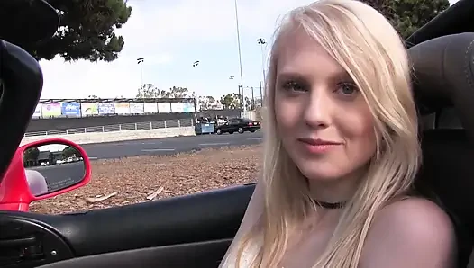 Lily Rader hassas amında güzel bir sarışın saç tutamı tutuyor - sapık orta yaşlı seksi kadınlar