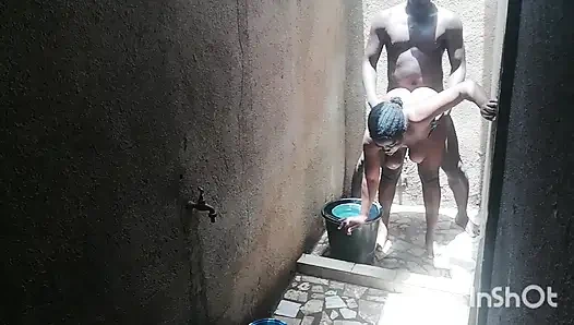 En iyi arkadaşımın karısı özel kısımlarını yıkarken beni duşta aradı. Cezbediciliğime karşı koyamadım.