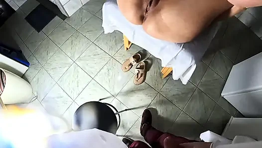 Küçük kör kadın jinekologun amcık yalama ve anal penetrasyon ile orgazm oldu.