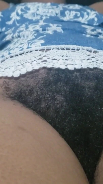 Kıllı pawg arasında kanepede iyi bir sikişiyor, baştan çıkarıcı kıvrımlarla dolu cesur bir yetişkin fantezisi yaratıyor | Klip 1