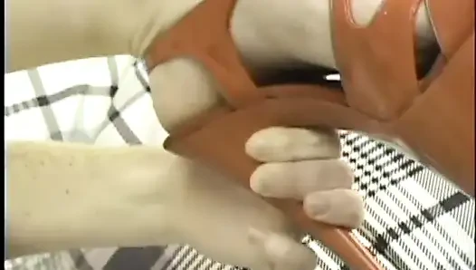 Komik çilli kırbaçlanan Allison Wyte kanepede eğiliyor ve amını dildoyla sert okşuyor