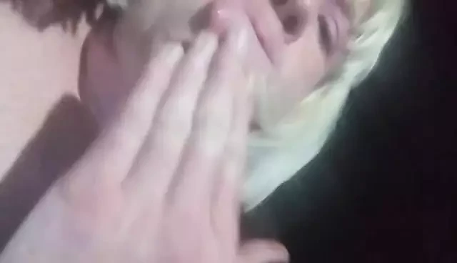 Döl bağlayan kadın kılıklı kadın