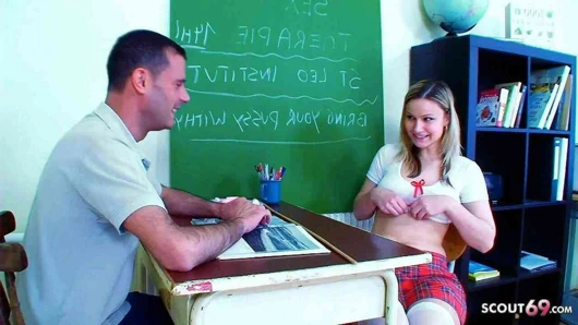 Öğretmen baştan bakire genç için sikme ve boşalmak içeride ona kedi