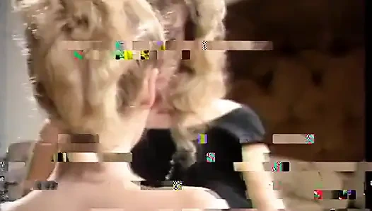 Ateşli sarışın coule'i tüylü bardaktan içmeye bayılıyor