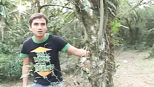 Eşcinsel iri parça, onu açık havada delmeden önce bir oyuncakla eşcinsel adamın kıçını sikikleri