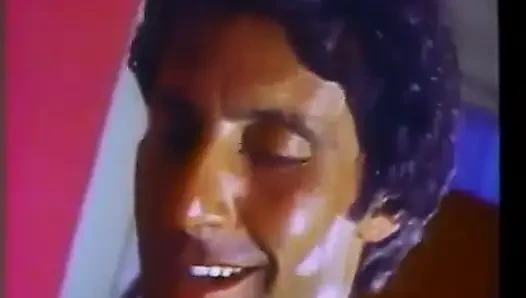 Azgın sürtük büyük yaraklarla sikişiyor x 2