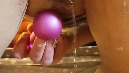 Büyük götlü azgın orta yaşlı seksi kadın mastürbasyon yapıyor ve boşalıyor
