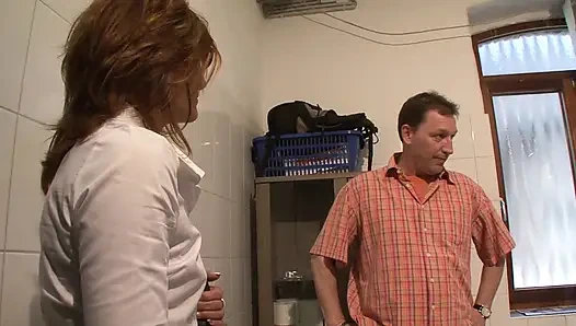 Gözlüklü Alman sürtük banyoda sert yarak alıyor