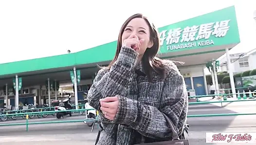 Sessiz ama yalanmış inliyor hassas vücut oral seks yutuyor