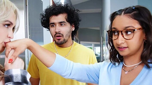 Twistys - Lilly Bell, Hailey Rose'a yalama becerilerinin ne kadar iyi olduğunu göstermek için erkek arkadaşını dışarıda atıyor