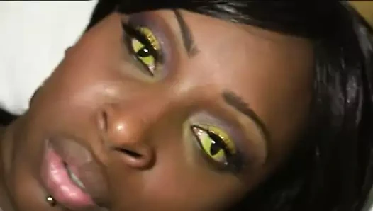 Dik saksocu abanoz ile büyük memeler alma horoz içinde am ve boşalmak üzerinde yüz