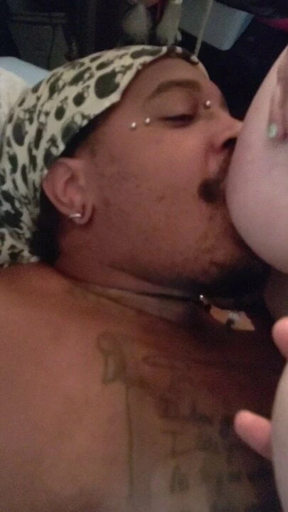 Negao360 lil plumflower'ın büyük göğüsleri ve meme uçları emmeye ihtiyaç duyuyor