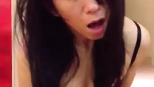 Asya olgun kahrolası ona oyuncak için orgazm