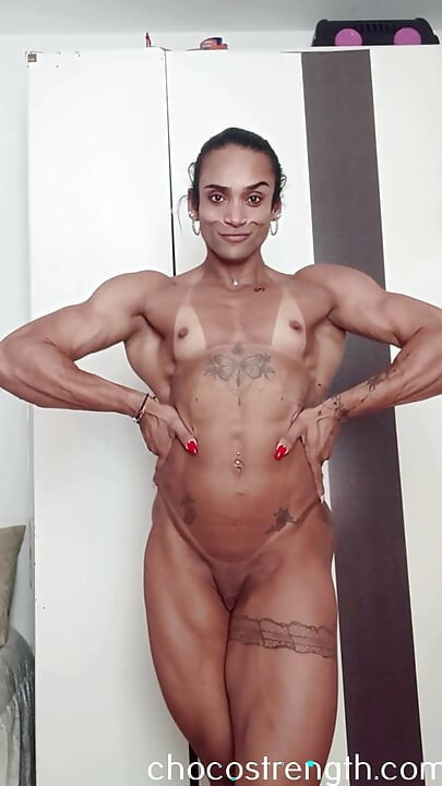 Yırtık zenci orta yaşlı seksi kadın sana vücudunun tadına bakıyor