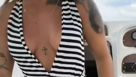 Tatuada gostosa no barco